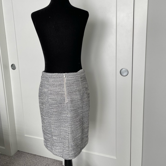 6𝒇𝒐𝒓$50 Tweed gray pencil skirt fits small - Picture 4 of 11